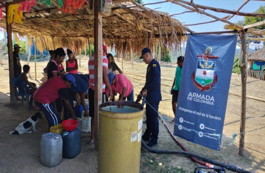 Armada de Colombia entrega 220 mil litros de agua potable a comunidades afectadas por la sequía