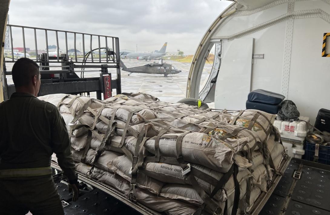 Insumos agrícolas para víctimas del conflicto armado llegan al Guainía en aeronave de la Fuerza Aeroespacial