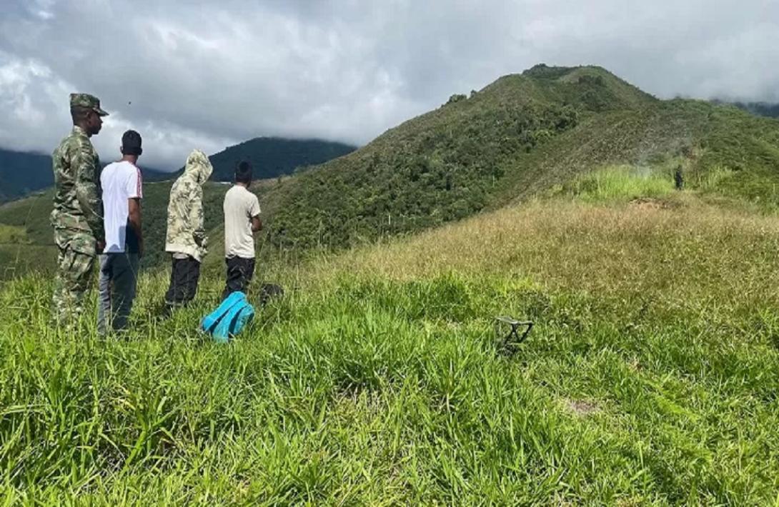 Presuntos integrantes de la disidencia Carlos Patiño, se presentaron ante soldados del Ejército en Argelia, Cauca