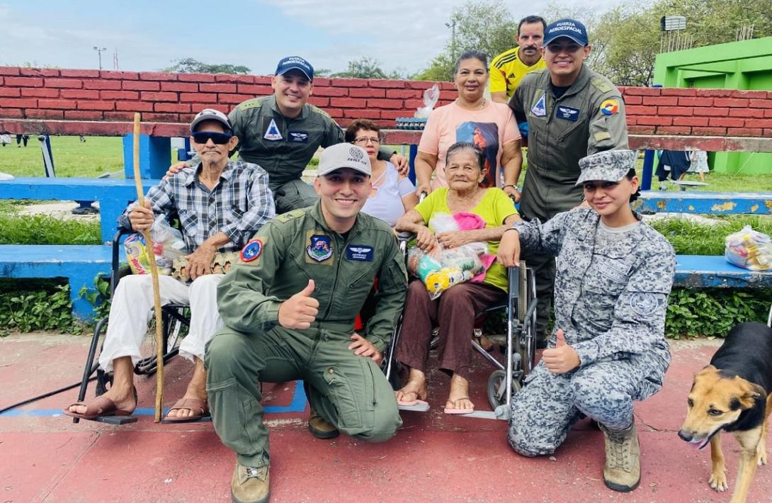 Adultos mayores de Puerto Salgar, Cundinamarca, vivieron una mañana de bienestar con su Fuerza Aeroespacial Colombiana