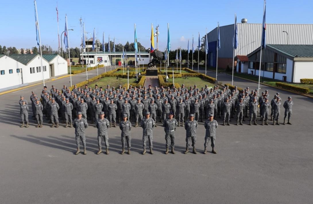 Oficiales del curso de ascenso visitan el Comando Aéreo de Mantenimiento