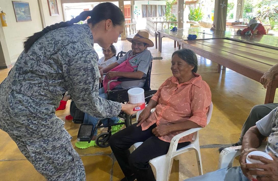 Abuelitos del Hogar del Adulto Mayor San José recibieron una visita del Grupo Aéreo del Amazonas