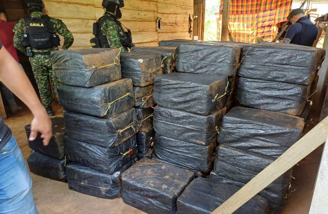 Escondidas bajo tierra las Fuerzas Militares incautan más de 5 toneladas de clorhidrato de cocaína