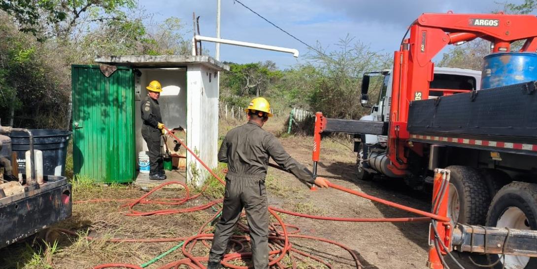 Soldados trabajan en el mejoramiento de pozos de agua potable en 4 municipios de Santander, afectados por la temporada de sequía