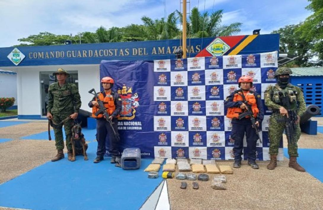 Armada de Colombia incauta armamento y narcóticos en el Amazonas