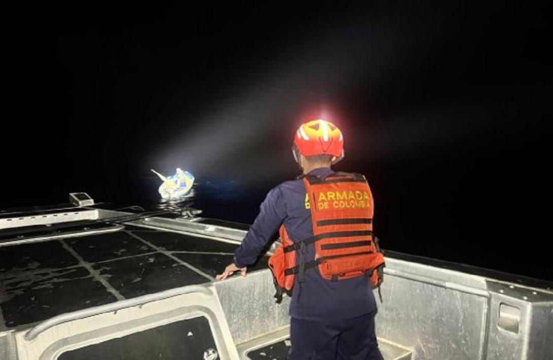 Armada de Colombia rescata a dos pescadores que se encontraban a la deriva