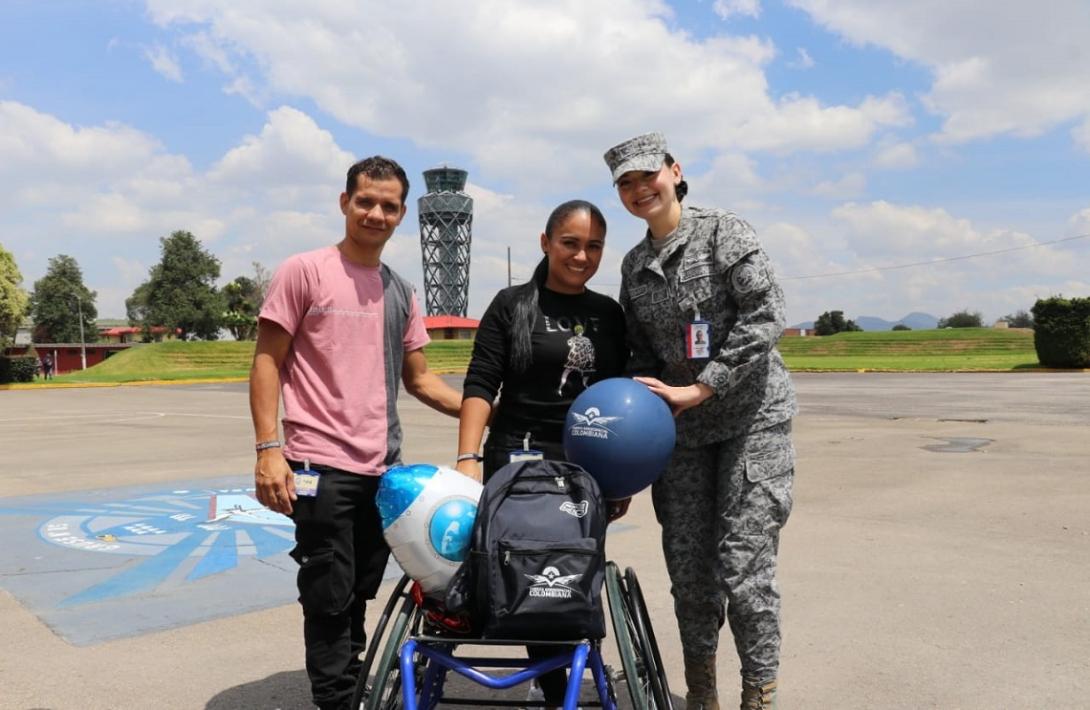 Madre es beneficiada con silla de ruedas especializada para su hijo que practica el deporte de Paratletismo