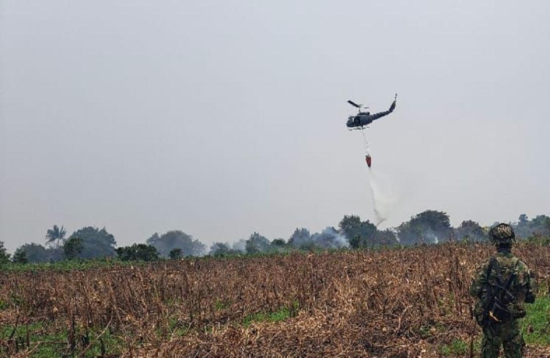 Desde aire y tierra, continúan labores de extinción de incendios forestales en Arauca