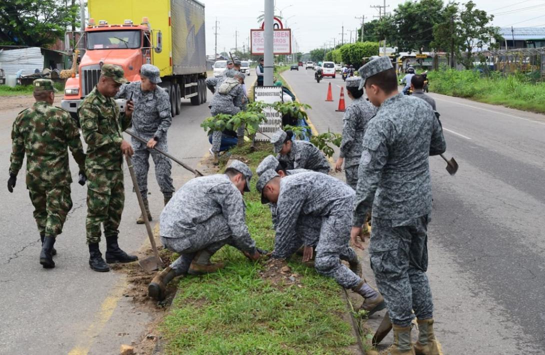 Con la siembra de 400 árboles la Fuerza Aérea Colombiana promueve la reforestación en Casanare