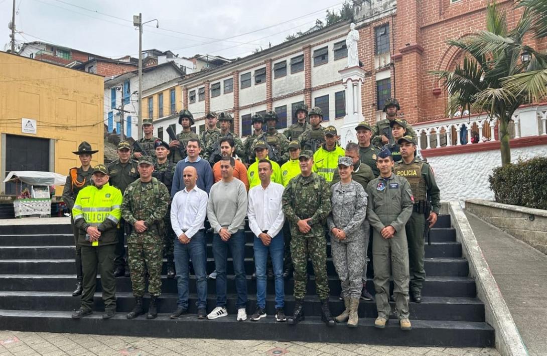 A la Caravana por la Seguridad se unió su Fuerza Aérea Colombiana