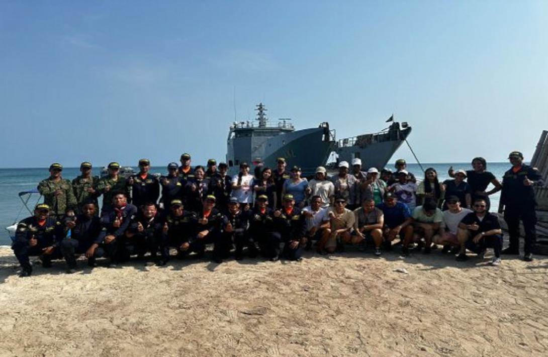 Armada de Colombia entrega más de 168 mil litros de agua a comunidades insulares de Cartagena