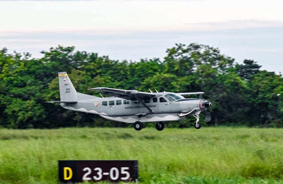 Aeronaves que apoyan misiones humanitarias reciben reconocimiento por récord de operación