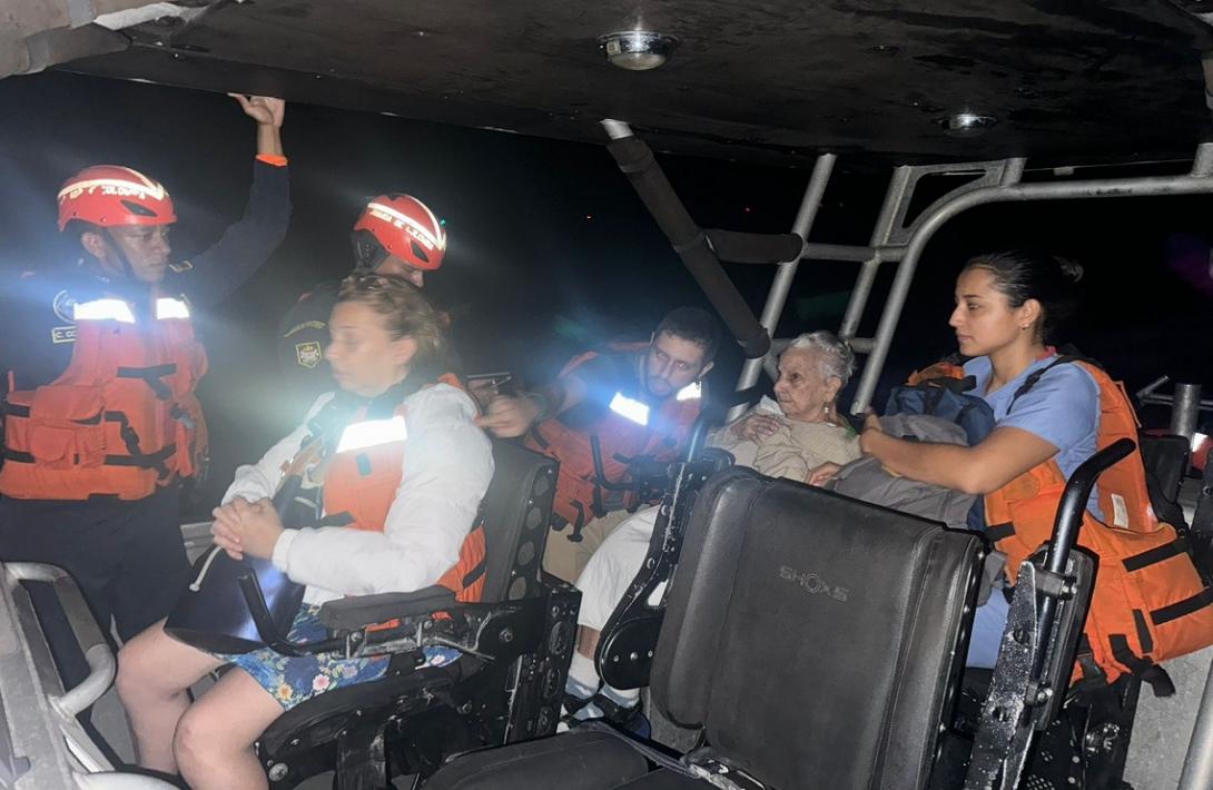 Evacuadas dos personas por complicaciones médicas