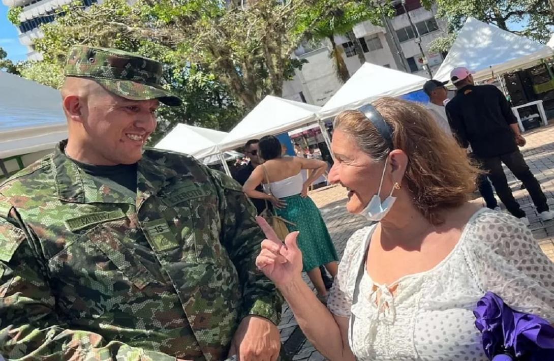 Ejército Nacional impulsa el éxito del mercado campesino en Villavicencio, promoviendo el emprendimiento femenino y desarrollo local