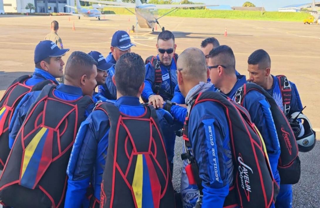 Equipo Águila de Gules realiza demostración de paracaidismo en el Casanare