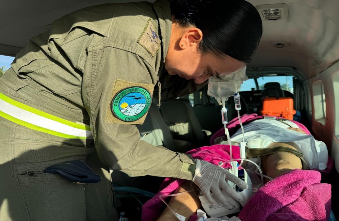 Mujer con complicaciones respiratorias es trasladada en avión medicalizado