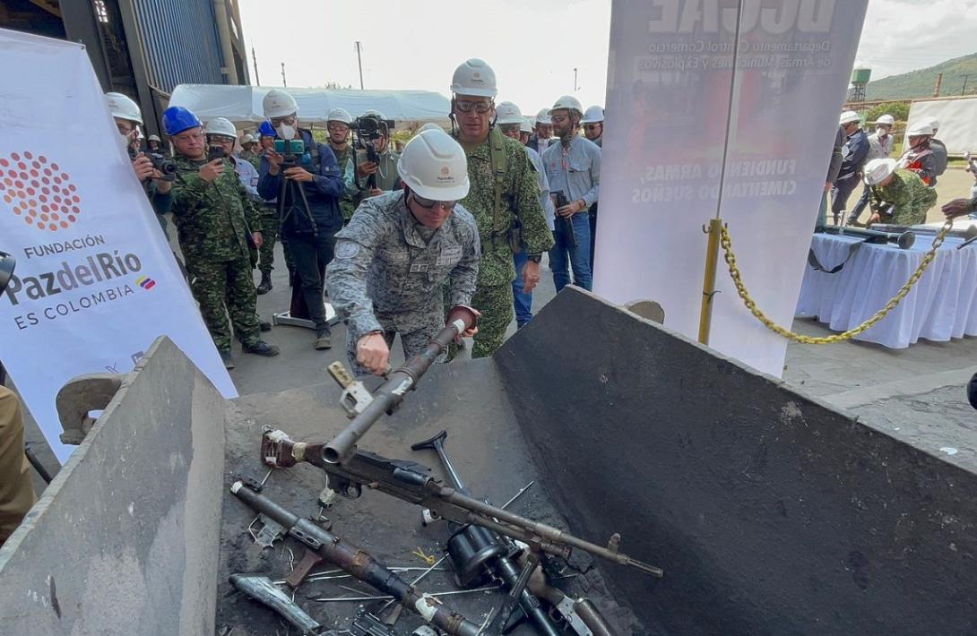Fuerzas Militares y Acerías Paz del Río fundieron más de 23 mil armas de fuego para convertirlos en proyectos sociales 