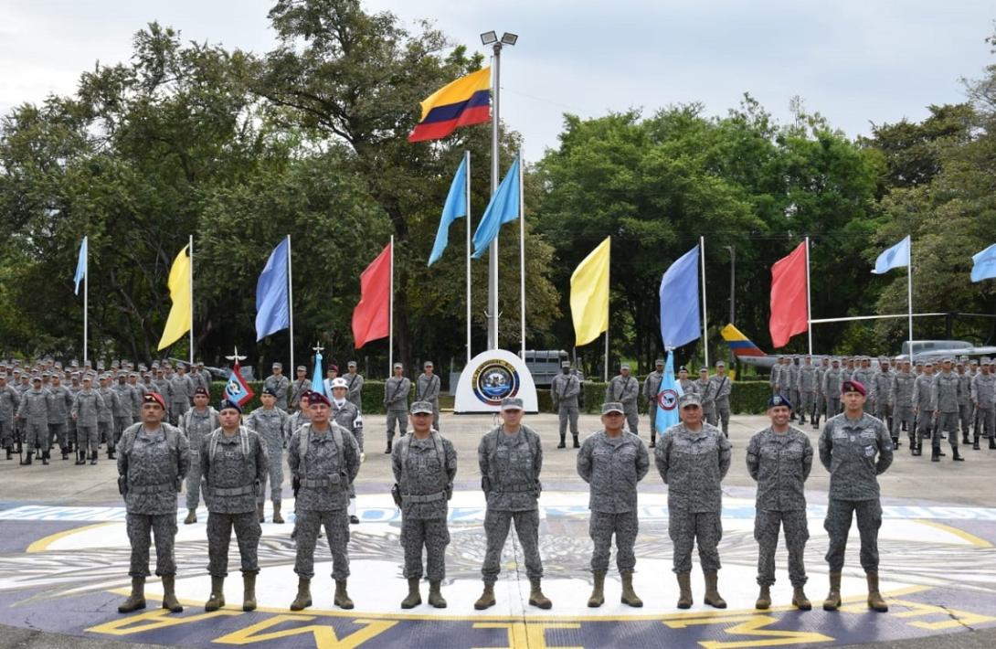 Graduación del primer curso de Soldados Profesionales de su Fuerza Aeroespacial Colombiana