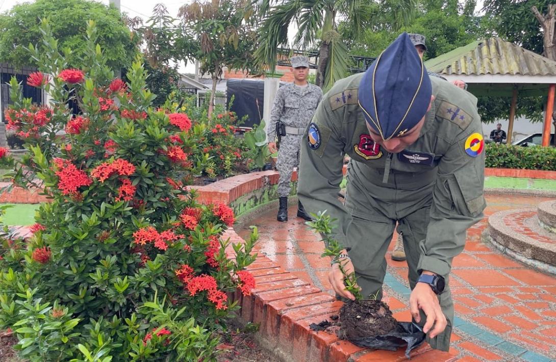 Con reforestación de espacio público comunidad de Malambo es beneficiada
