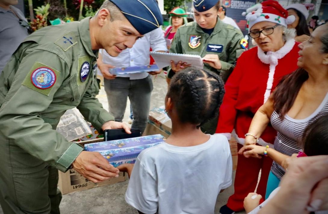 Finalizamos con alegría la entrega de regalos en barrios caleños