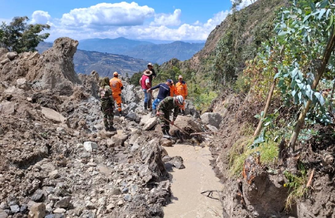 Soldados rescatistas atienden emergencia por movimiento en masa en Socotá, Boyacá