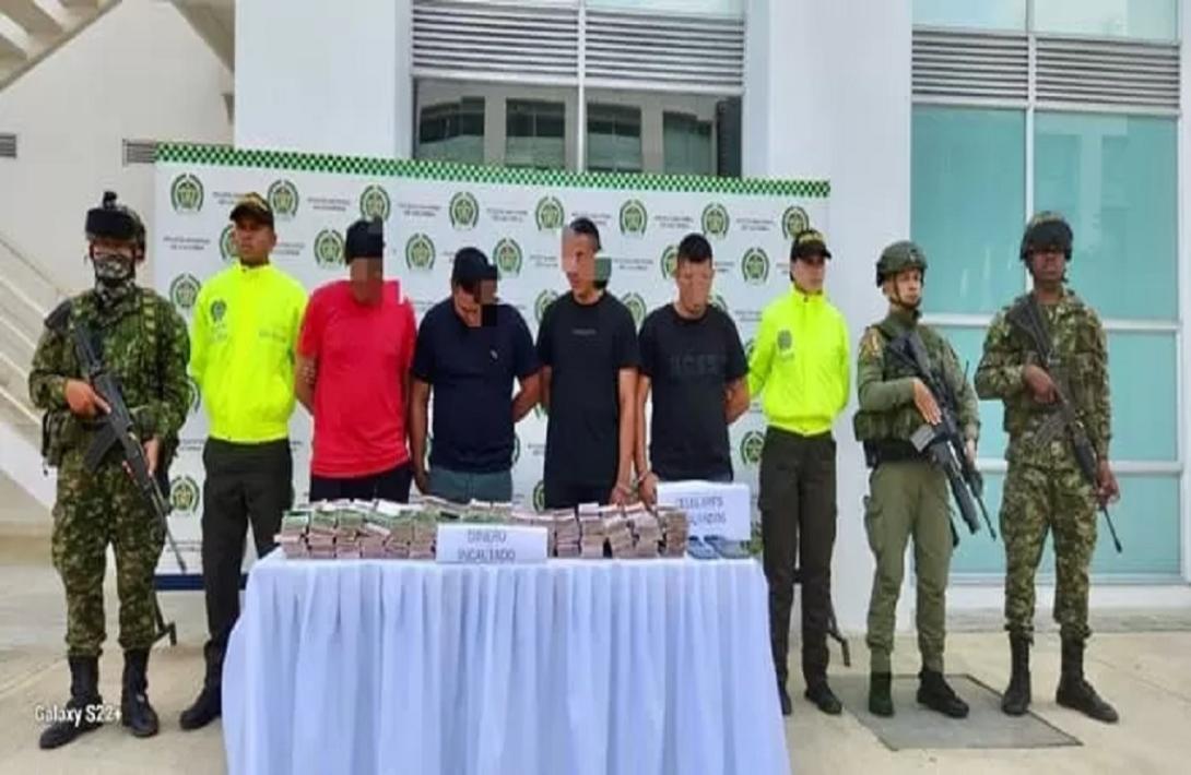 En Cauca, Ejército Nacional capturó cuatro sujetos que escondían entre costales más de 900 millones de pesos en un vehículo