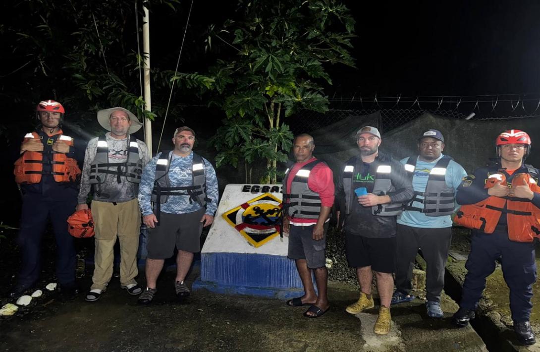 Luego de tres horas a la deriva, rescatadas cinco personas a bordo de una embarcación en chocó