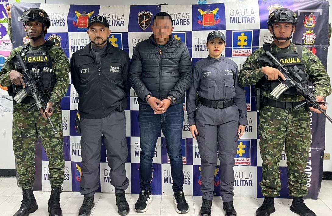 Ejército Nacional y Fiscalía General de la Nación capturan en Bogotá a traficante de armas
