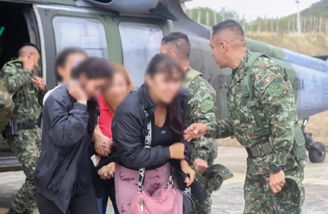 Ejército Nacional brindan ayuda humanitaria a 17 personas que fueron evacuadas vía aérea desde El Tarra a Cúcuta