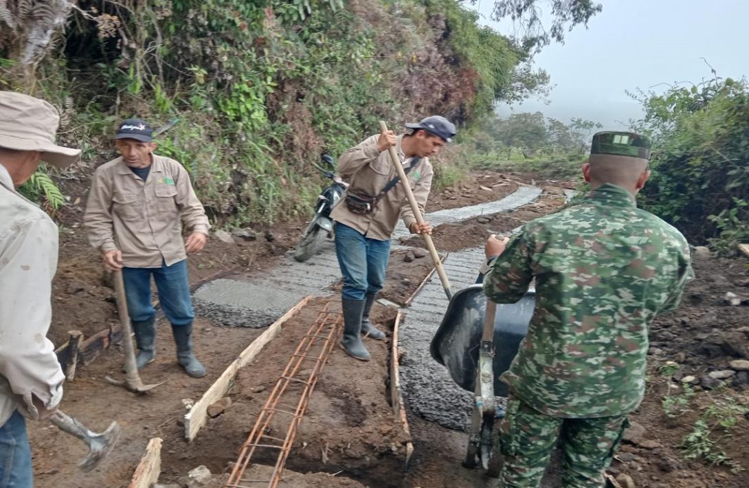 Este año Ejército Nacional ha construido 320 metros de placa huella en el norte del Tolima