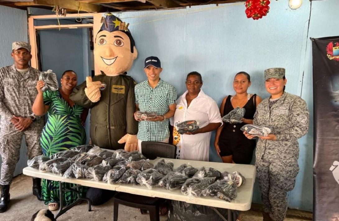 Fuerza Aérea lleva sonrisas a San Andrés entregando zapatos con corazón