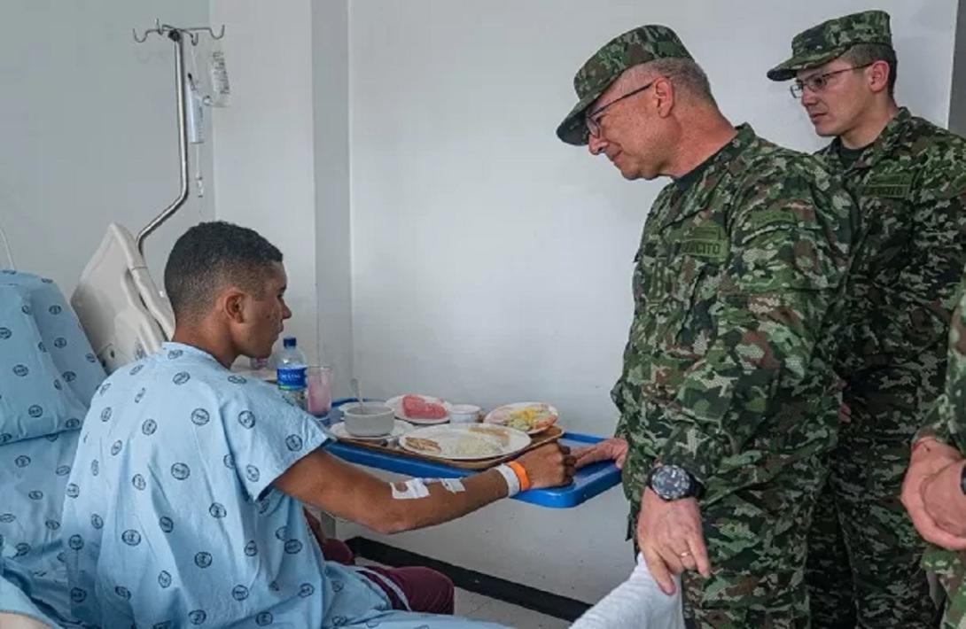 Comandante del Ejército Nacional visitó en el Hospital Militar Central a los soldados heridos en Nariño