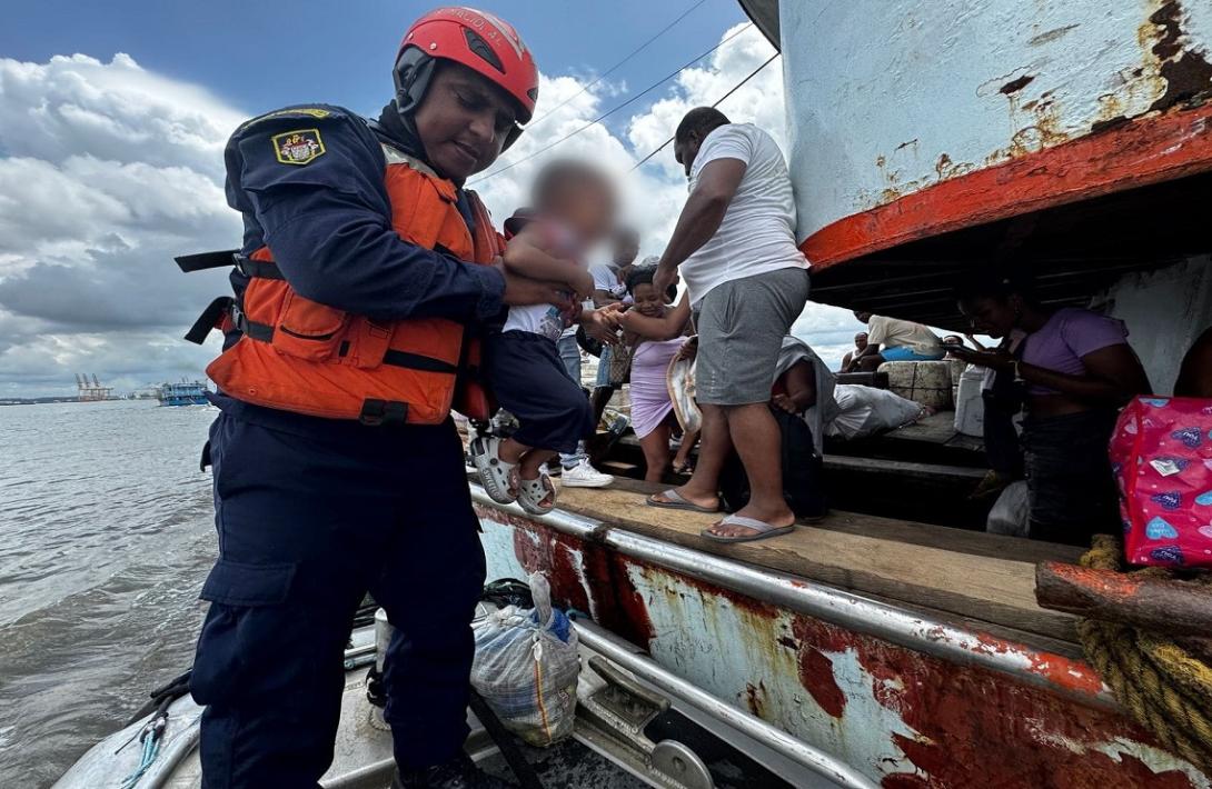 Luego de 24 horas a la deriva, rescatadas 25 personas a bordo de una embarcación en isla Gorgona