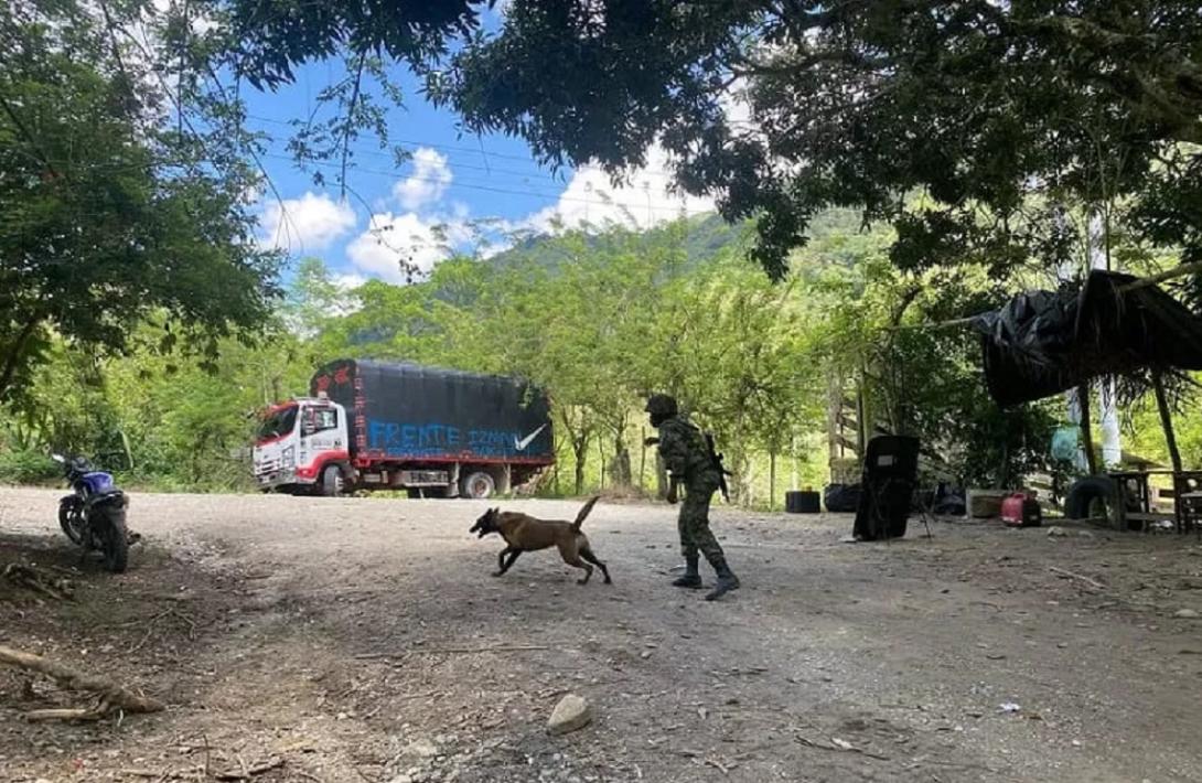El Grupo Marte del Ejército Nacional con el canino ‘Basco’ hallan cilindro con explosivos en el sur del Tolima