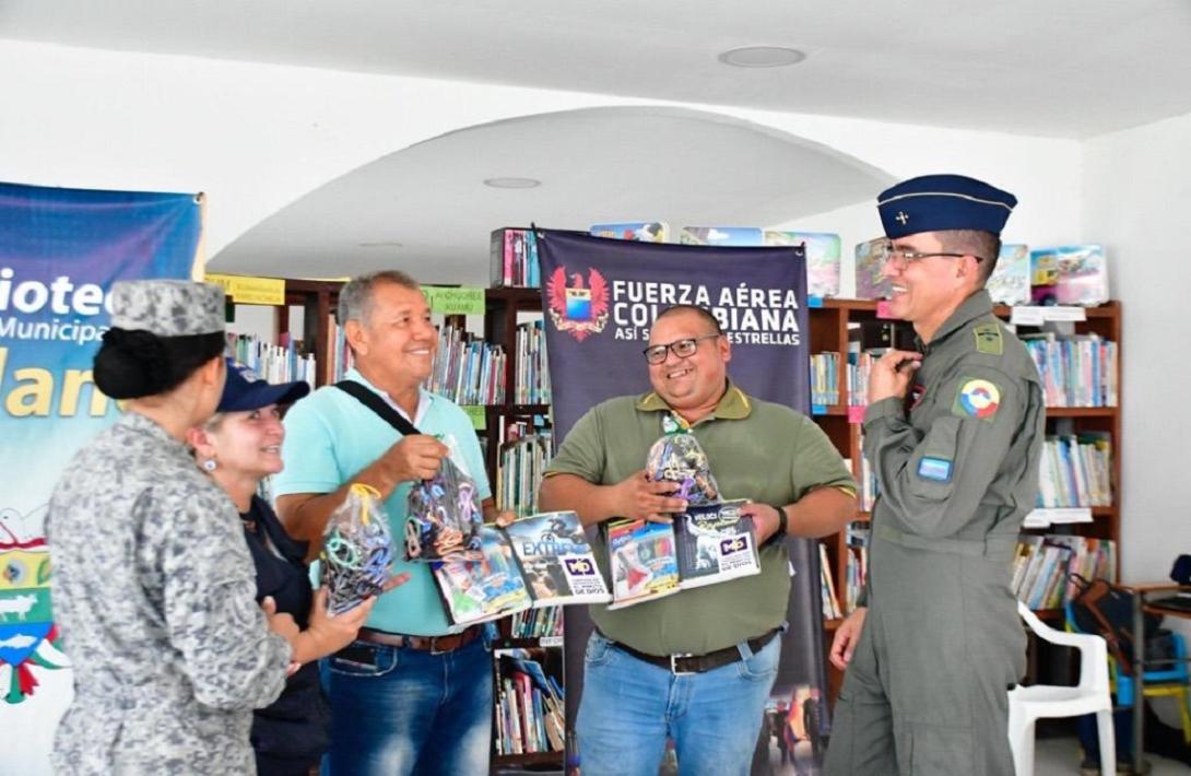 Recursos educativos y humanitarios fueron transportados a Solano, Caquetá, por Fuerza Aeroespacial