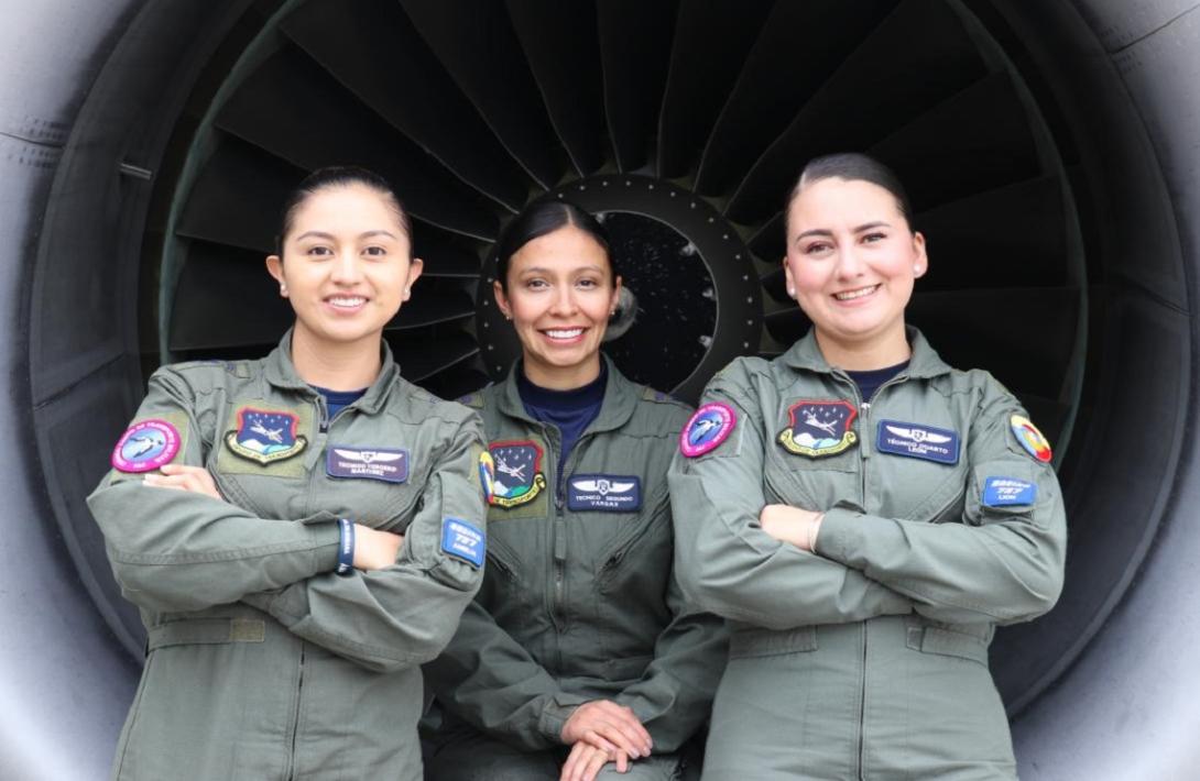 Tres mujeres Maestras de Carga a bordo de los B-737
