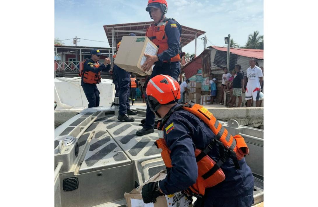 Armada de Colombia apoya mitigación de incendio en isla Múcura
