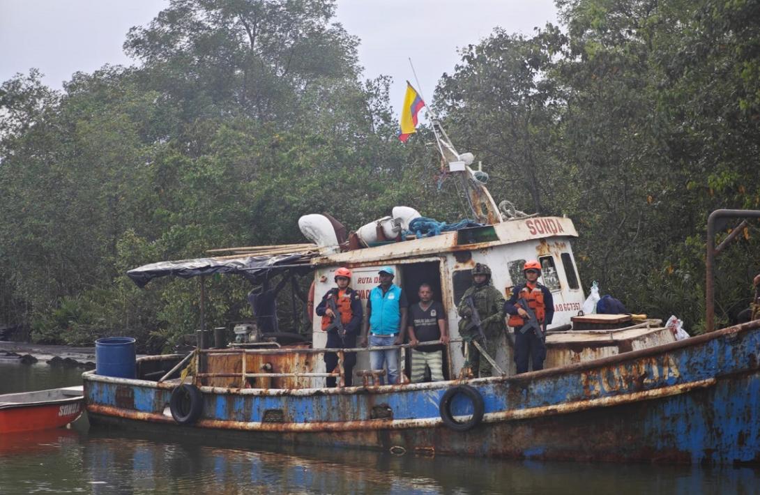 En el Valle del Cauca, Armada de Colombia incautó embarcación con más de 200 metros cúbicos de madera