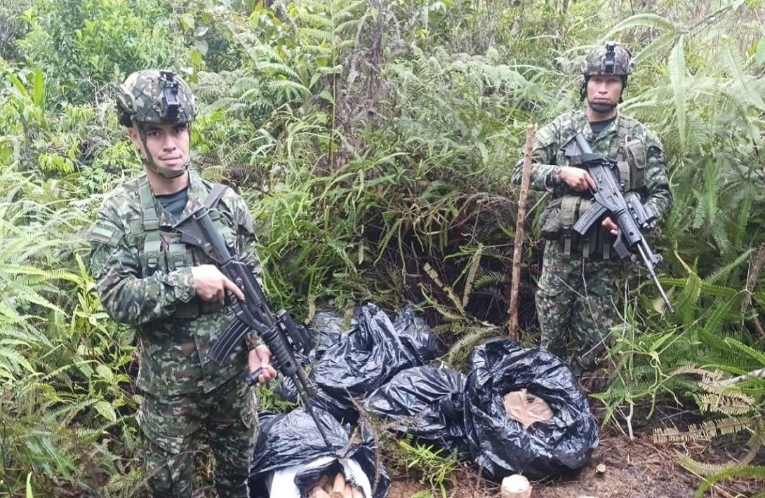 Ejército y Armada Nacional localizan depósito ilegal con abundantes explosivos, en Putumayo
