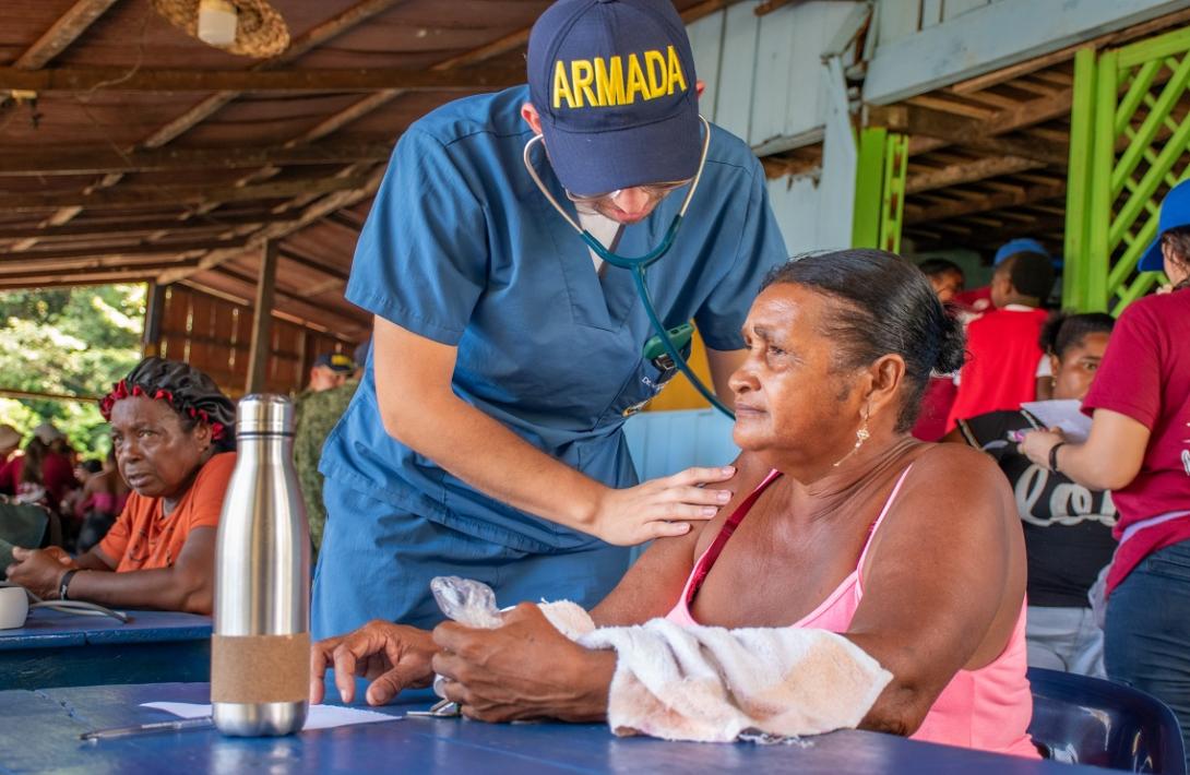 En Buenaventura, Armada de Colombia entregó más de tres toneladas de ayudas humanitarias