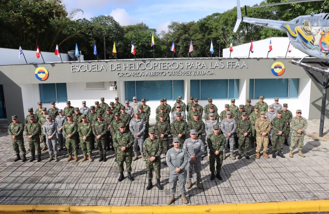 Oficiales en formación fortalecen liderazgo estratégico durante visita a Unidad Aérea