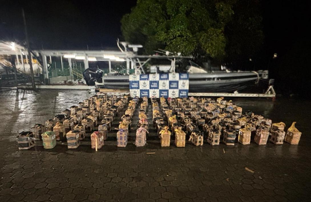 En un semisumergible y en dos caletas subterráneas, incautadas más de 6 toneladas de cocaína avaluadas en 300 millones de dólares