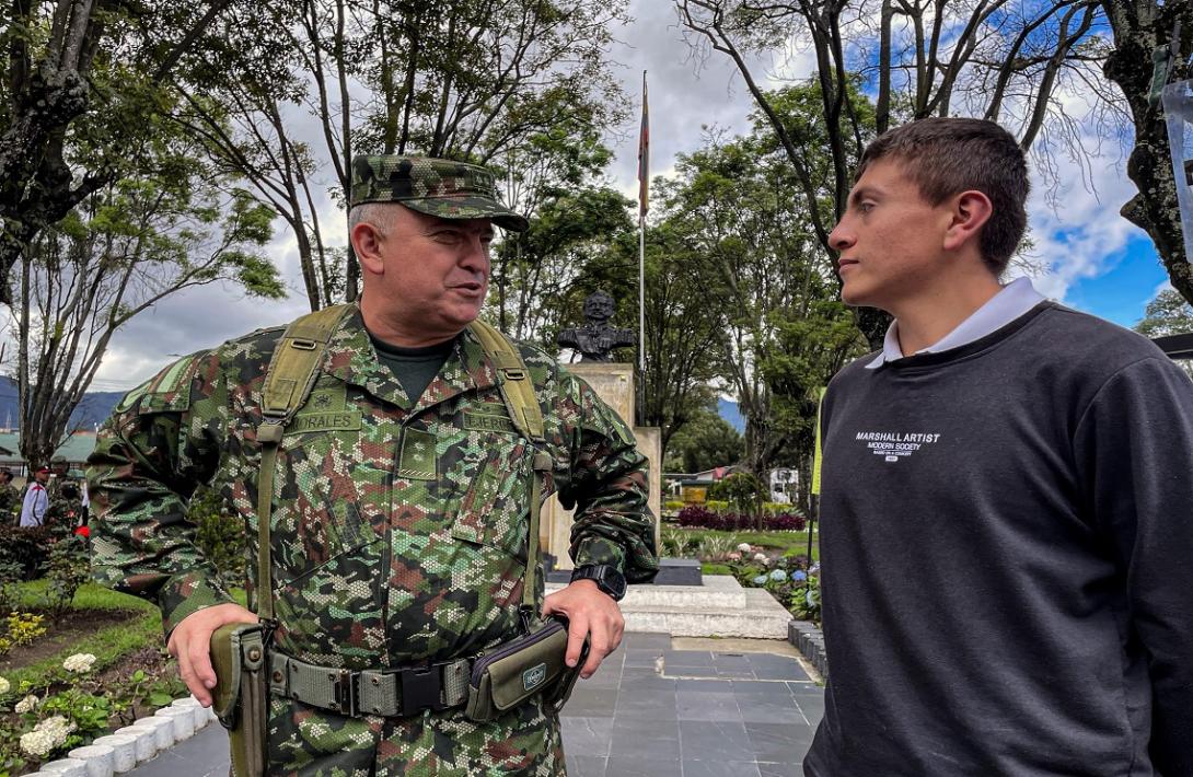Comandante de la Brigada 13 dialogó con joven aspirante a prestar el servicio militar en Bogotá