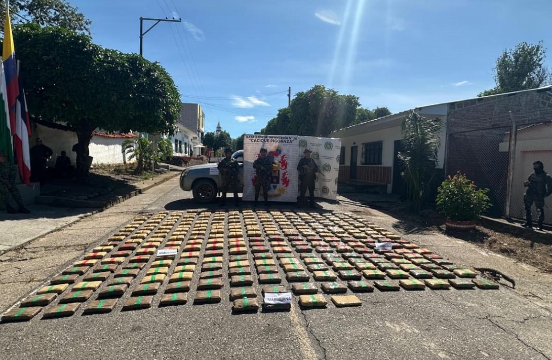 Presión militar obliga a narcotraficantes a abandonar alijo de marihuana