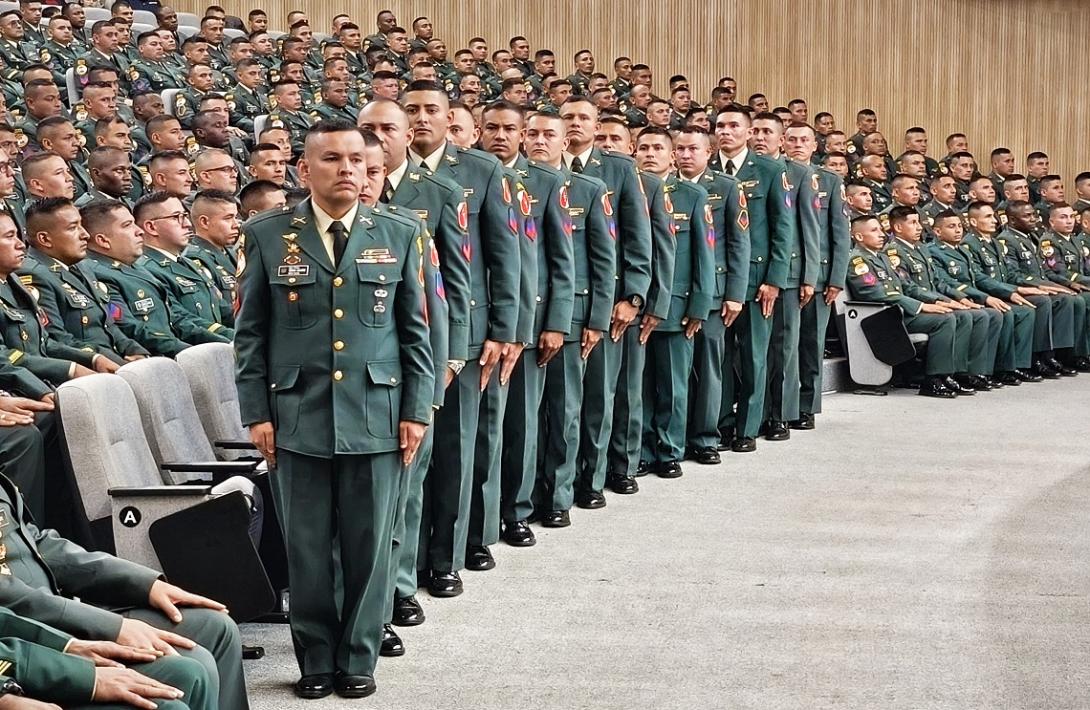 Cabos primeros culminan proceso académico en la Escuela de Armas Combinadas