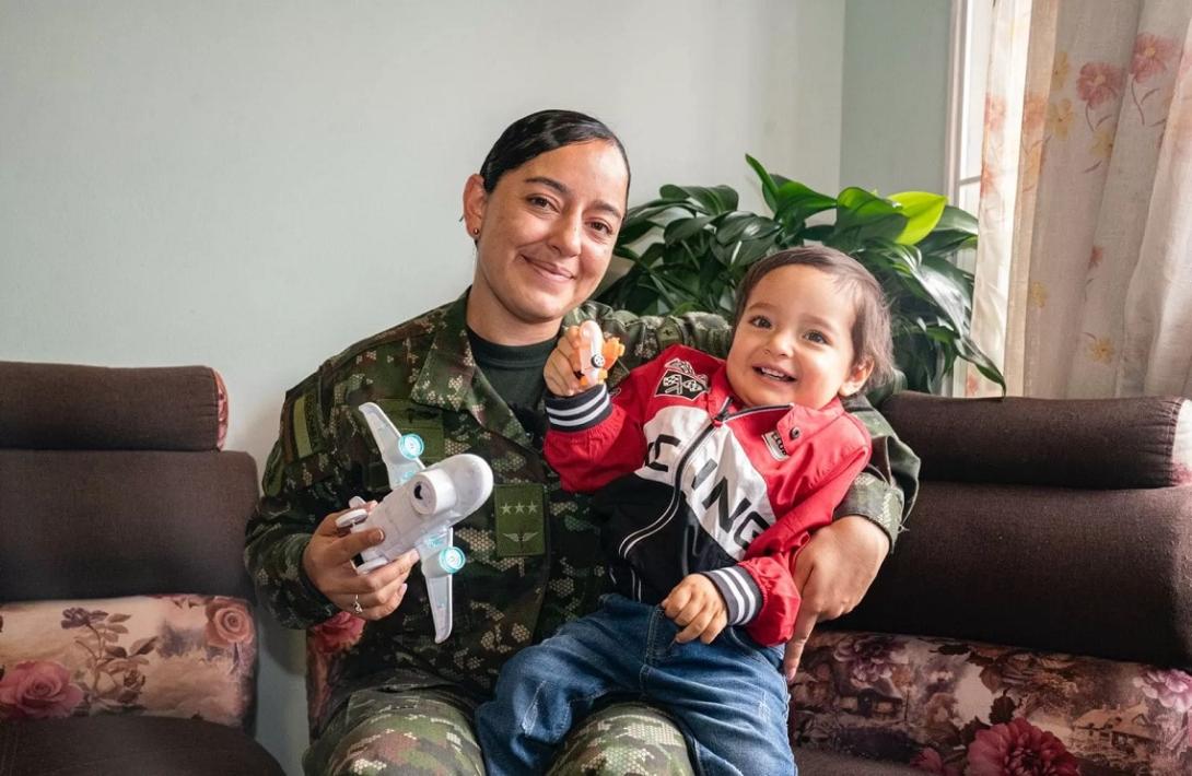 Las dos primeras pilotos madres del Ejército Nacional vuelan alto, con el corazón en la tierra