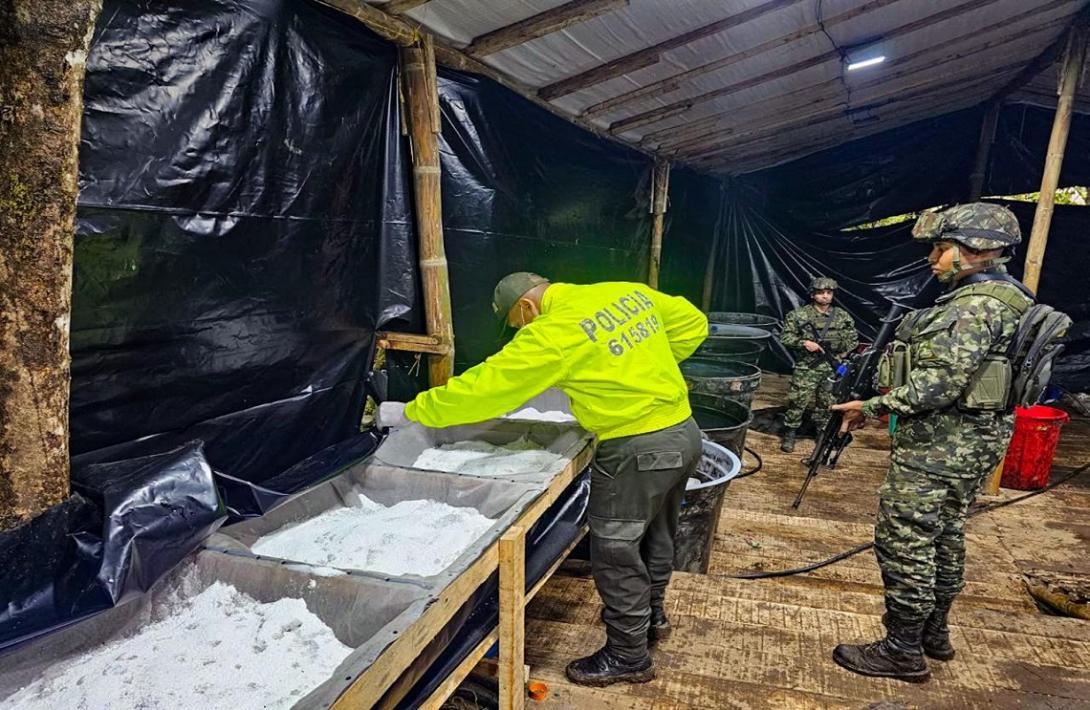 Ejército Nacional incauta más de 2.572 kilos de clorhidrato de cocaína en un laboratorio del Clan del Golfo en Antioquia