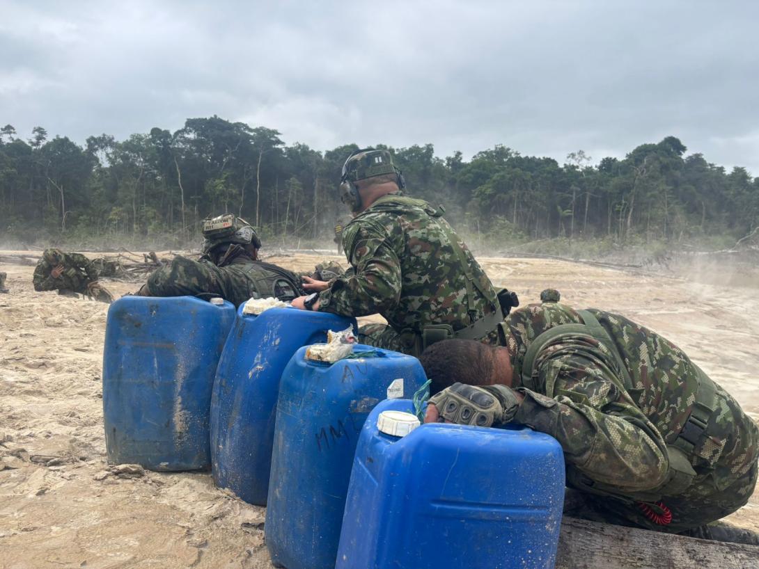Ejércitos de Colombia y Brasil golpean economía ilícita de los Comandos de Frontera en una megaoperación militar contra la extracción ilegal minera
