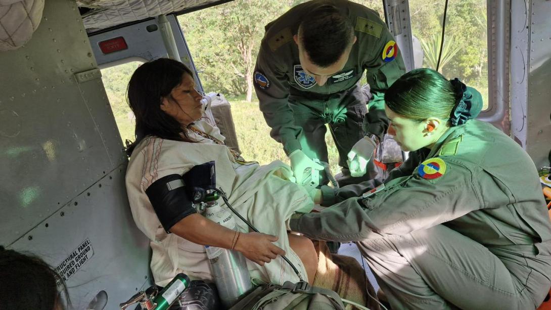Fuerza Aeroespacial salva la vida de dos mujeres indígenas desde la Sierra Nevada