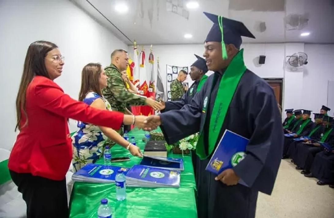 79 soldados del Ejército Nacional alcanzan el sueño de graduarse como bachilleres en el Cauca